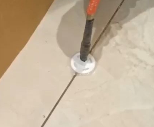 哈密瓷砖空鼓维修公司专业解答瓷砖在铺贴过程中，如果没有涂抹均匀到位的粘结材料（如水泥砂浆或瓷砖胶），可能会导致以下问题