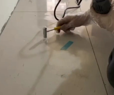 哈密瓷砖开裂维修公司专业分享瓷砖在铺贴前如果没有沥干水分，将会导致以下问题